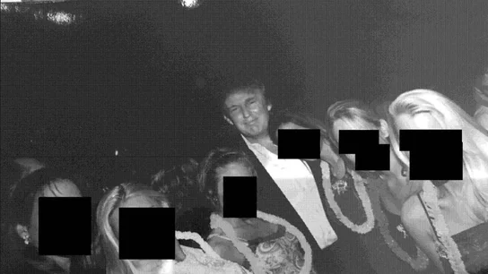 Donald Trump con un grupo de mujeres. Donald Trump con un grupo de mujeres.