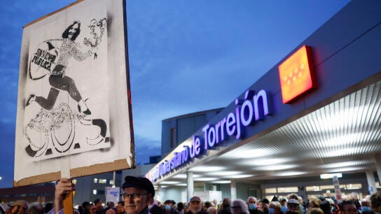 Varias personas participan en la concentraci&oacute;n convocada en el Hospital Universitario de Torrej&oacute;n