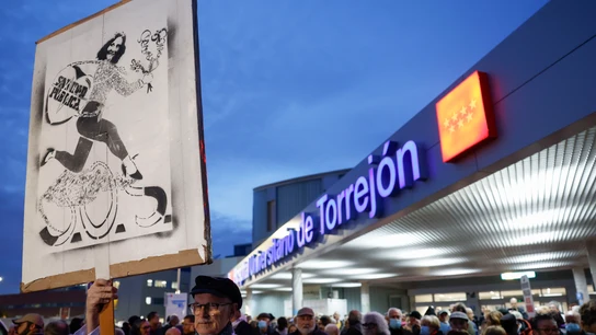 Varias personas participan en la concentración convocada en el Hospital Universitario de Torrejón Varias personas participan en la concentración convocada en el Hospital Universitario de Torrejón