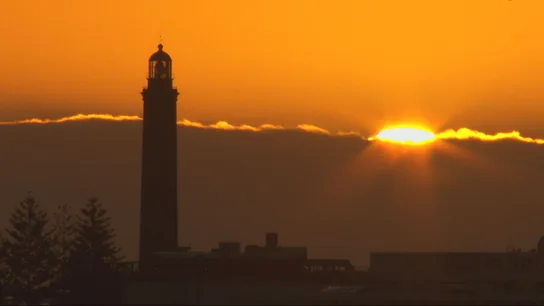 Puesta de sol con el faro de Maspalomas de fondo de la sección Un país para viajárselo Puesta de sol con el faro de Maspalomas de fondo de la sección Un país para viajárselo