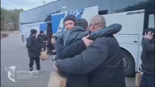 Una de las personas liberadas en Bielorrusia se reencuentra con sus allegados. Una de las personas liberadas en Bielorrusia se reencuentra con sus allegados.