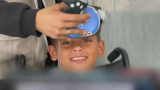 Los niños gazatíes encuentran un oasis de paz en medio del caos gracias a la realidad virtual. Los niños gazatíes encuentran un oasis de paz en medio del caos gracias a la realidad virtual.