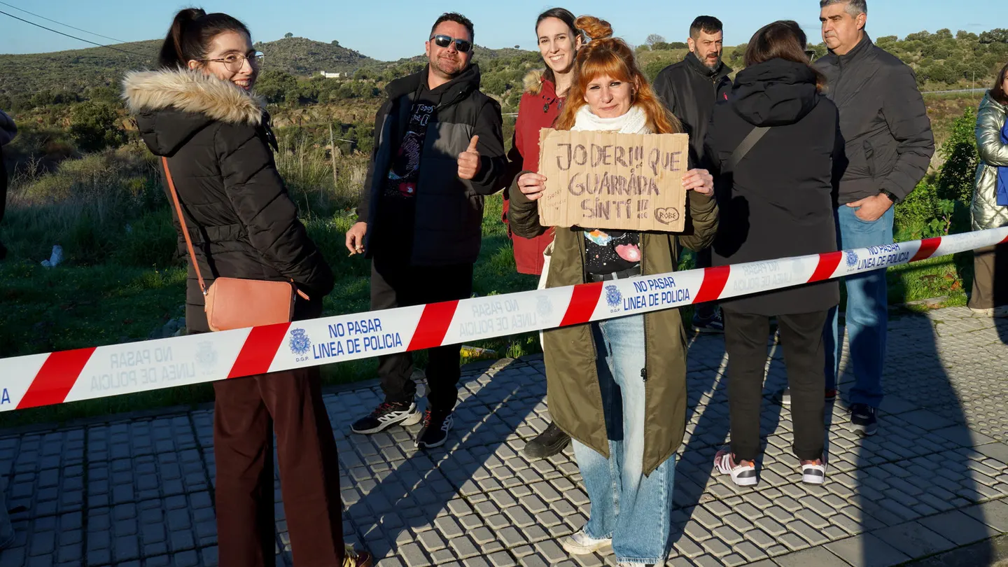 Cientos de seguidores despiden a Robe en Plasencia. Cientos de seguidores despiden a Robe en Plasencia.