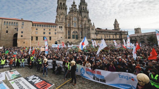 Miles de personas se manifiestan en la plaza del Obradoiro de Santiago de Compostela contra la instalaci&oacute;n en Palas de Rei (Lugo) de una macroplanta celulosa de Altri