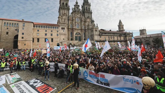 Miles de personas se manifiestan en la plaza del Obradoiro de Santiago de Compostela contra la instalación en Palas de Rei (Lugo) de una macroplanta celulosa de Altri Miles de personas se manifiestan en la plaza del Obradoiro de Santiago de Compostela contra la instalación en Palas de Rei (Lugo) de una macroplanta celulosa de Altri