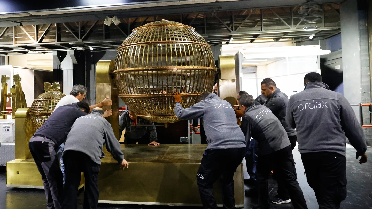 Llegan los bombos para el Sorteo Extraordinario de Navidad al Teatro Real de Madrid Trabajadores preparan los bombos de la lotería en el Teatro Real de Madrid, a 12 de diciembre de 2025, en Madrid (España). Los bombos y el resto de elementos del Sorteo Extraordinario de Navidad llegan al Teatro Real de Madrid para los últimos preparativos antes del 22 de diciembre. Con su instalación en el escenario, queda todo listo para el sorteo. 12 DICIEMBRE 2025 Jesús Hellín / Europa Press 12/12/2025