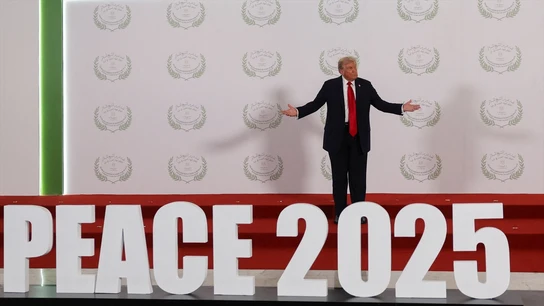 Donald Trump posa ante el cartel de la paz durante la firma de la tregua entre Israel y Hamás Donald Trump posa ante el cartel de la paz durante la firma de la tregua entre Israel y Hamás