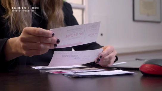 Comprueba muy bien tus participaciones de Lotería antes de comprar una: muchas no están autorizadas por SELAE. Una abogada experta comprueba varias papeletas con participaciones de Lotería de Navidad para comprobar si cumplen con la ley.