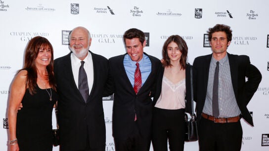 Michele y Rob Reiner, junto a sus hijos Nick, Romy y Jake