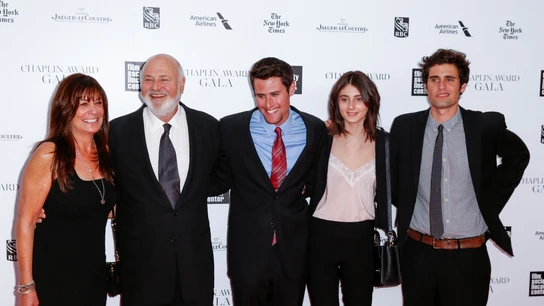 Michele y Rob Reiner, junto a sus hijos Nick, Romy y Jake Michele y Rob Reiner, junto a sus hijos Nick, Romy y Jake