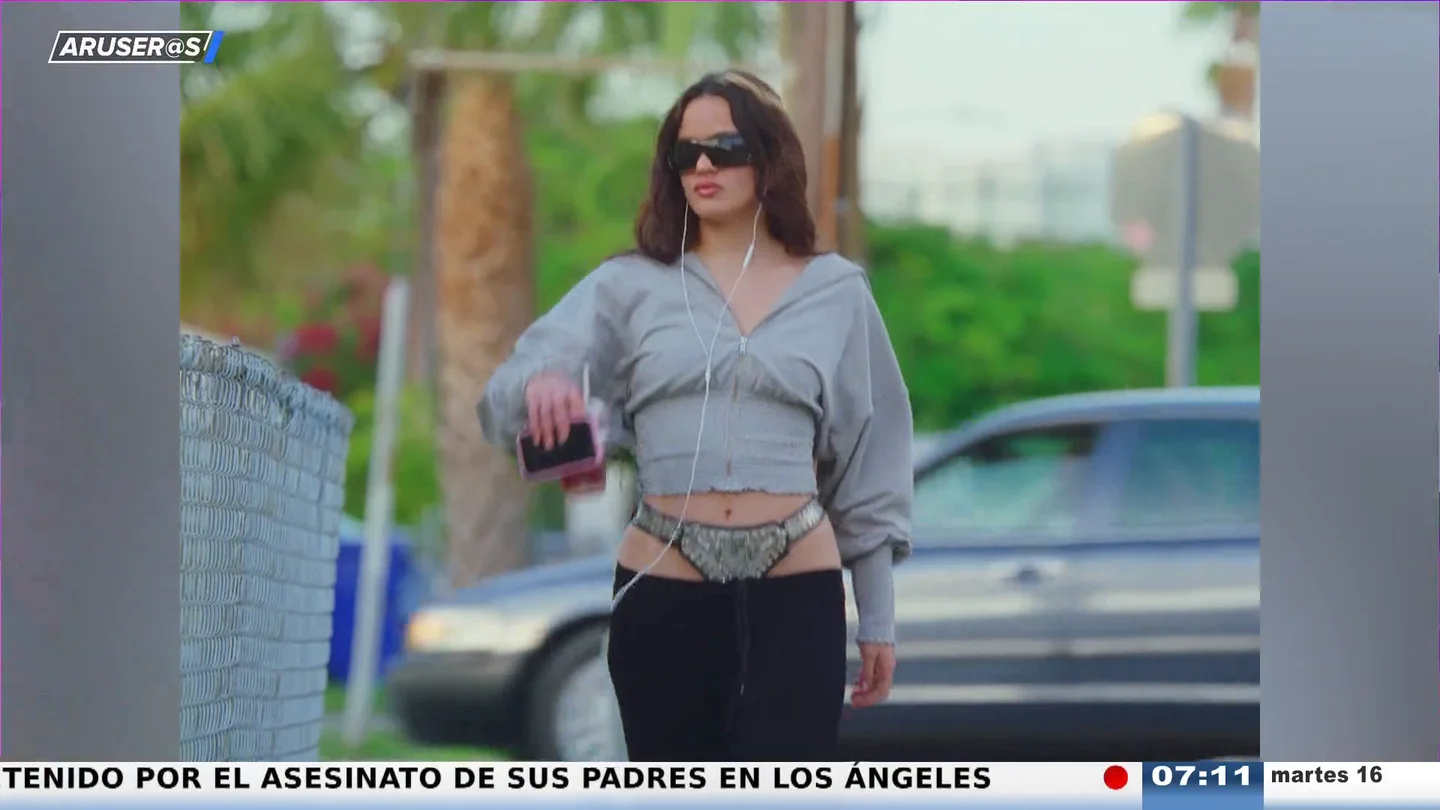 De un cinturón de castidad a varios perros: las pistas del videoclip de 'La Perla' de Rosalía que señalarían a Rauw Alejandro De un cinturón de castidad a varios perros: las pistas del videoclip de 'La Perla' de Rosalía que señalarían a Rauw Alejandro