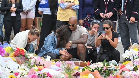 Ciudadanos lloran por las v&iacute;ctimas del atentado en Bondi Beach que deja 16 muertos