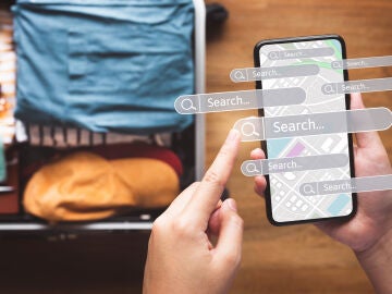 Chico buscando en Google antes de un viaje