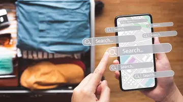 Chico buscando en Google antes de un viaje Chico buscando en Google antes de un viaje