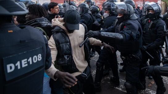 Los Mossos desalojan el asentamiento del antiguo instituto B9 de Badalona (Barcelona)