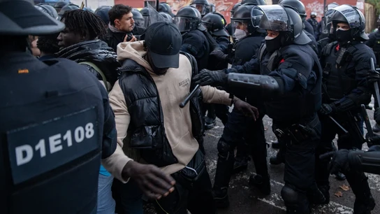 Los Mossos desalojan el asentamiento del antiguo instituto B9 de Badalona (Barcelona) Los Mossos desalojan el asentamiento del antiguo instituto B9 de Badalona (Barcelona)