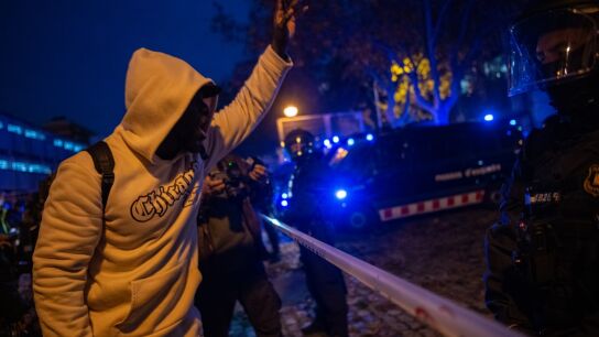 Los Mossos inician el desalojo de 400 migrantes del B9 de Badalona, el mayor asentamiento de Catalu&ntilde;a