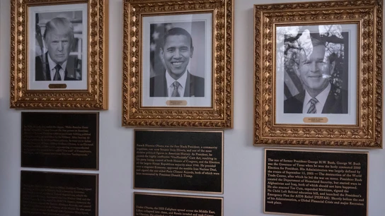 Las inscripciones en lo que Trump denomina el "Paseo de la Fama Presidencial", una galería de retratos instalada en septiembre pasado en la columnata del Ala Oeste de la Casa Blanca. Las inscripciones en lo que Trump denomina el "Paseo de la Fama Presidencial", una galería de retratos instalada en septiembre pasado en la columnata del Ala Oeste de la Casa Blanca.