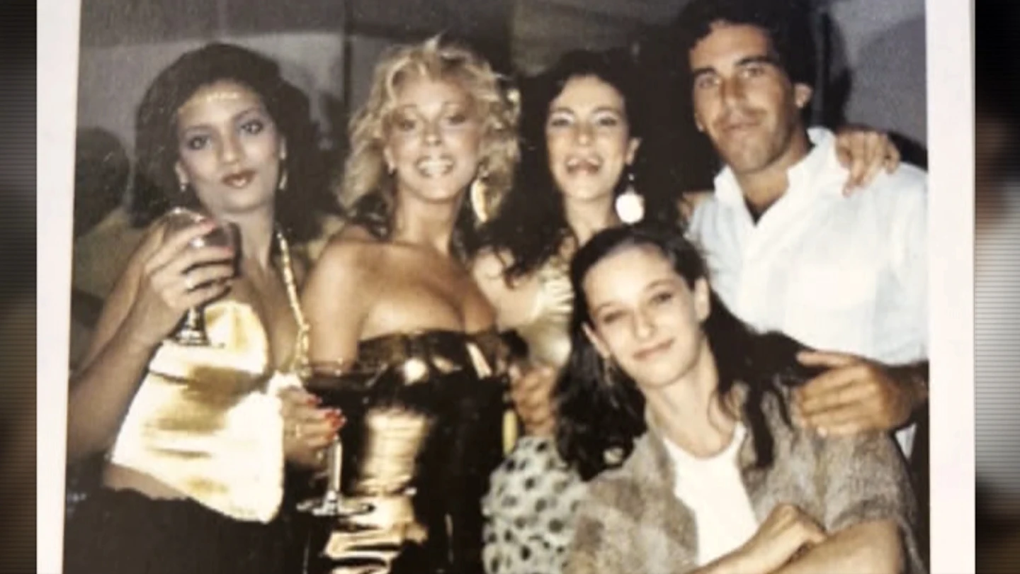 Fotografía en la que aparecen Ana Obregón y Epstein a principios de los 80. Fotografía en la que aparecen Ana Obregón y Epstein a principios de los 80.