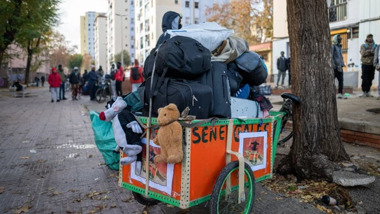 Varias personas desalojadas del B9 de Badalona, a 17 de diciembre de 2025, en Badalona, Barcelona, Catalunya (España) Varias personas desalojadas del B9 de Badalona, a 17 de diciembre de 2025, en Badalona, Barcelona, Catalunya (España)