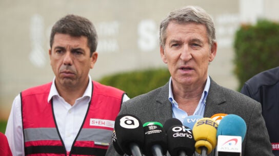 El presidente de la Generalitat Valenciana, Carlos Maz&oacute;n (i) y el presidente del Partido Popular, Alberto N&uacute;&ntilde;ez Feij&oacute;o (d), ofrecen declaraciones a los medios tras su visita al Centro de Coordinaci&oacute;n de Emergencias de la Comunitat Valenciana, junto al , a 31 de octubre de 2024, en L'Eliana, Valencia