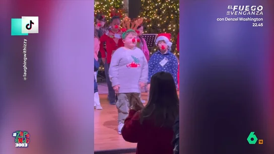 Un niño se desata en la actuación de Navidad del colegio, en vídeo: "Por esto no es bueno que les deis azúcar" El pequeño, ataviado con una diadema de reno y una nariz roja, decide darlo todo mientras canta un villancico con sus compañeros. Descubre cómo ha sido su actuación en el vídeo principal.