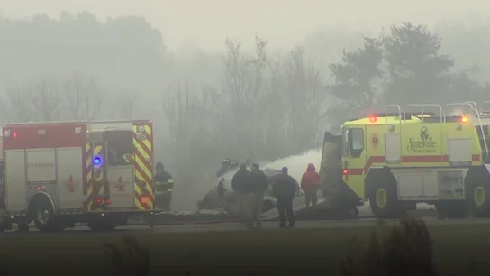Los bomberos extinguen el fuego de la aeronave. Los bomberos extinguen el fuego de la aeronave.