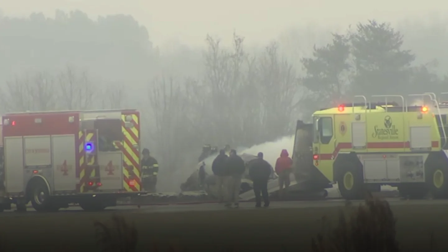 Los bomberos extinguen el fuego de la aeronave. Los bomberos extinguen el fuego de la aeronave.