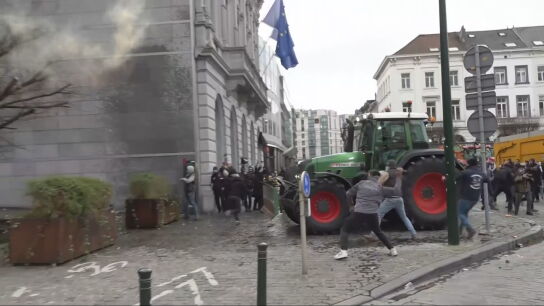 Agricultores manifest&aacute;ndose en Bruselas contra el acuerdo con el Mercosur y la reducci&oacute;n de ayudas a la PAC