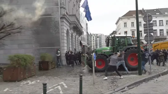 Agricultores manifestándose en Bruselas contra el acuerdo con el Mercosur y la reducción de ayudas a la PAC Agricultores manifestándose en Bruselas contra el acuerdo con el Mercosur y la reducción de ayudas a la PAC