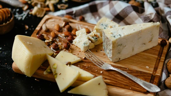 Una tabla con diferentes quesos Una tabla con diferentes quesos