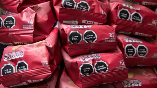 Imagen de archivo de una pared repleta de paquetes de patatas fritas con sellos de advertencia alimentaria Imagen de archivo de una pared repleta de paquetes de patatas fritas con sellos de advertencia alimentaria