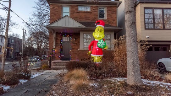Casa con un mu&ntilde;eco del Grinch