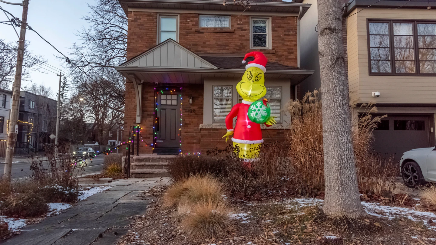 Casa con un muñeco del Grinch Casa con un muñeco del Grinch