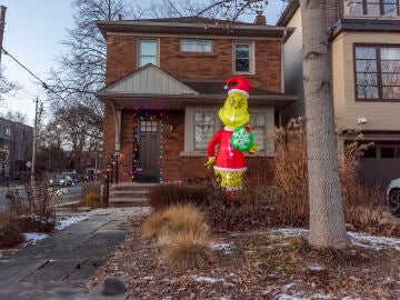Casa con un mu&ntilde;eco del Grinch