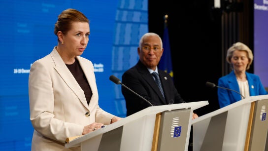 La primera ministra de Dinamarca, Mette Frederiksen; el presidente del Consejo Europeo, Antonio Costa; y la presidenta de la Comisi&oacute;n Europea, Ursula von der Leyen