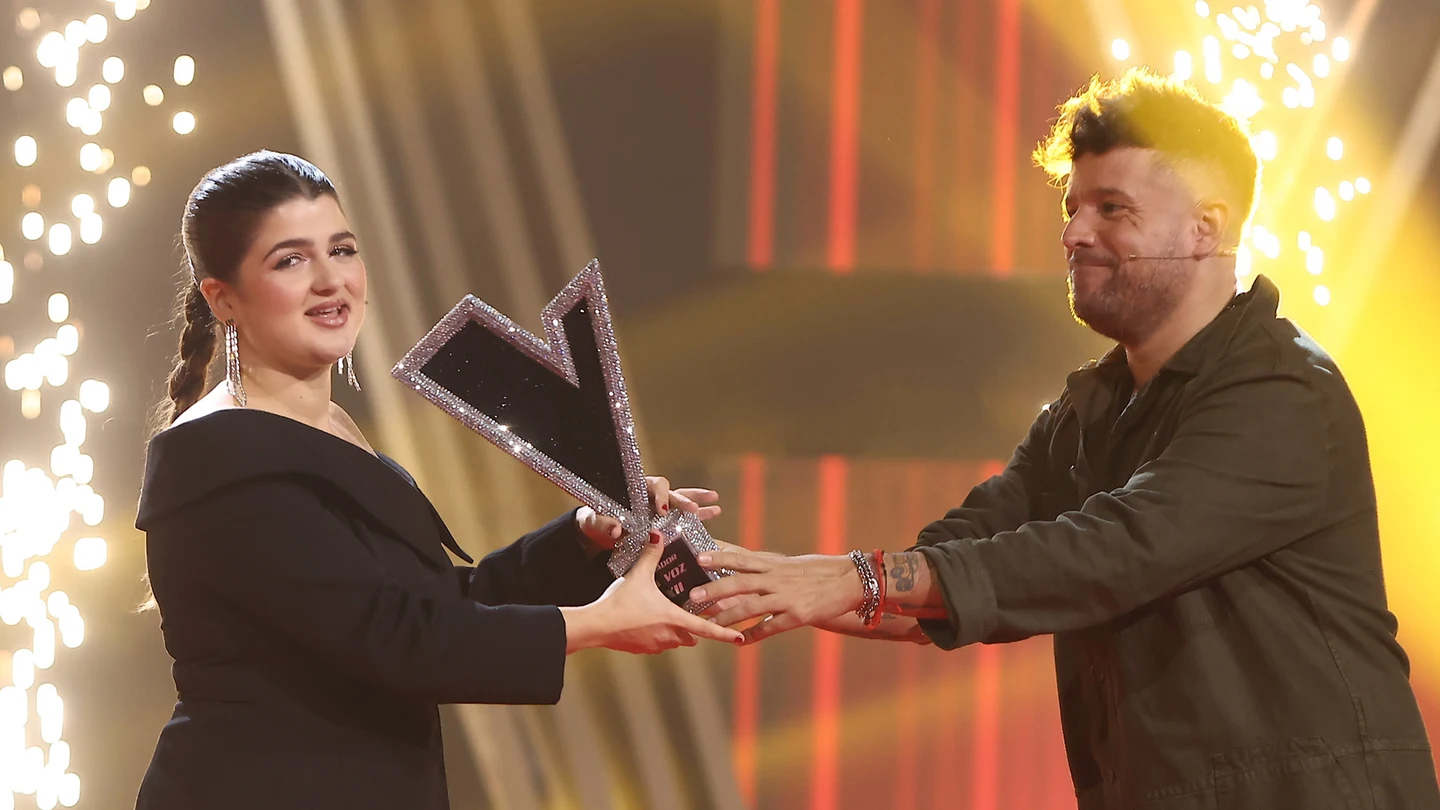 Antía se alza como ganadora de La Voz 2025 Pablo López entrega el trofeo de La Voz 2025 a la ganadora, Antía