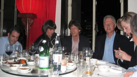 Uno de los archivos del caso Epstein muestra a Mick Jagger, Ghislaine Maxwell y Bill Clinton en una cena juntos. Uno de los archivos del caso Epstein muestra a Mick Jagger, Ghislaine Maxwell y Bill Clinton en una cena juntos.