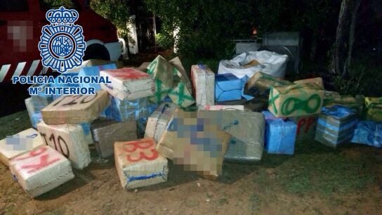 Imagen de archivo de fardos de hach&iacute;s incautados por la Polic&iacute;a Nacional