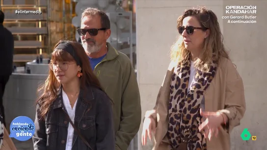 Una chica sugiere que Amaia Montero y Leire Martínez colaboren: "Se tienen que ir ellas dos juntas. El grupo, fuera" 'Hablando enciende la gente' llevaba a Thais Villas a pedir a la gente que se posicionara entre ambas cantantes. Descubre qué opinaba la gente sobre las artistas en este vídeo de El Intermedio.