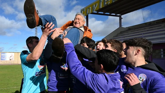 El Gordo permite soñar en grande a un humilde club de fútbol en La Bañeza: "¡Hay que fichar a Mbappé!" El Gordo permite soñar en grande a un humilde club de fútbol en La Bañeza: "¡Hay que fichar a Mbappé!"