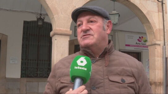 Imagen de un vecino de Villanueva de la Serena entrevistado por el resultado de las elecciones auton&oacute;micas en Extremadura
