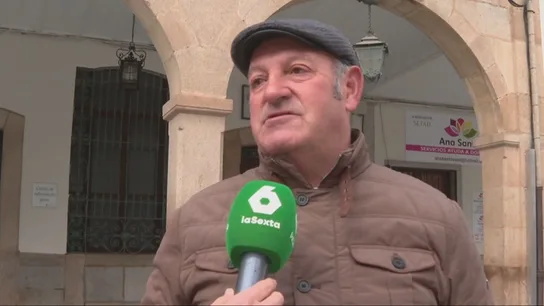 Imagen de un vecino de Villanueva de la Serena entrevistado por el resultado de las elecciones autonómicas en Extremadura Imagen de un vecino de Villanueva de la Serena entrevistado por el resultado de las elecciones autonómicas en Extremadura