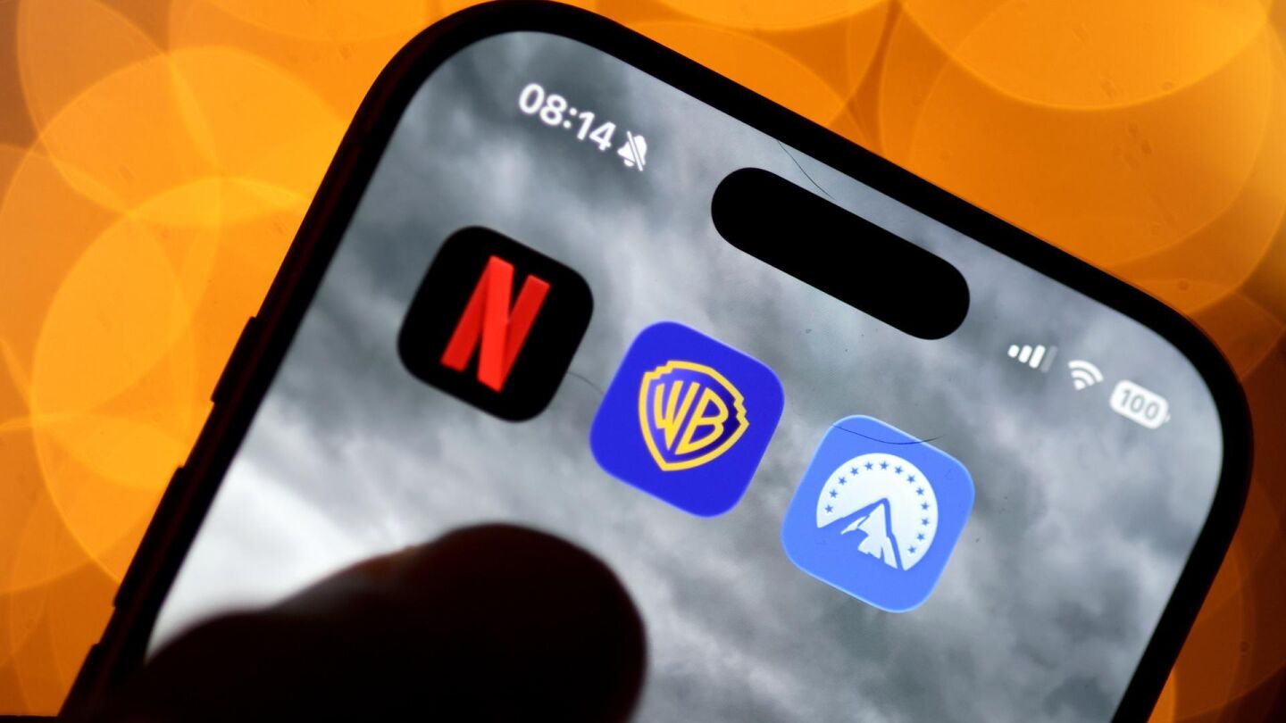 Los logotipos de las aplicaciones de Netflix, Warner Brothers y Paramount se ven en la pantalla de un smartphone.