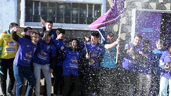 El equipo La Bañeza Fútbol Club celebra haber ganado el Gordo de 2025. El equipo La Bañeza Fútbol Club celebra haber ganado el Gordo de 2025.