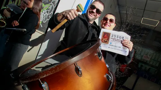 La Agrupación Musical Cultural de Teulada (Alicante) ha sido agraciada con algo más de 21 millones de euros del sorteo extraordinario de Navidad al estar abonada al número 25.508, segundo cuarto premio de la lotería de este lunes, que ha sido vendido en la administración numero 1 de Moraira. La Agrupación Musical Cultural de Teulada (Alicante) ha sido agraciada con algo más de 21 millones de euros del sorteo extraordinario de Navidad al estar abonada al número 25.508, segundo cuarto premio de la lotería de este lunes, que ha sido vendido en la administración numero 1 de Moraira.