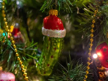 Adorno de pepinillo verde cuelga en un árbol de Navidad Adorno de pepinillo verde cuelga en un árbol de Navidad