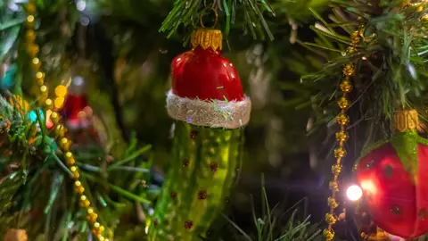 Adorno de pepinillo verde cuelga en un árbol de Navidad Adorno de pepinillo verde cuelga en un árbol de Navidad