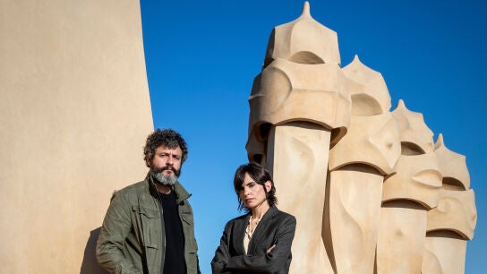 Isak F&eacute;rriz y Ver&oacute;nica Echegui en una imagen promocional de 'Ciudad de sombras'