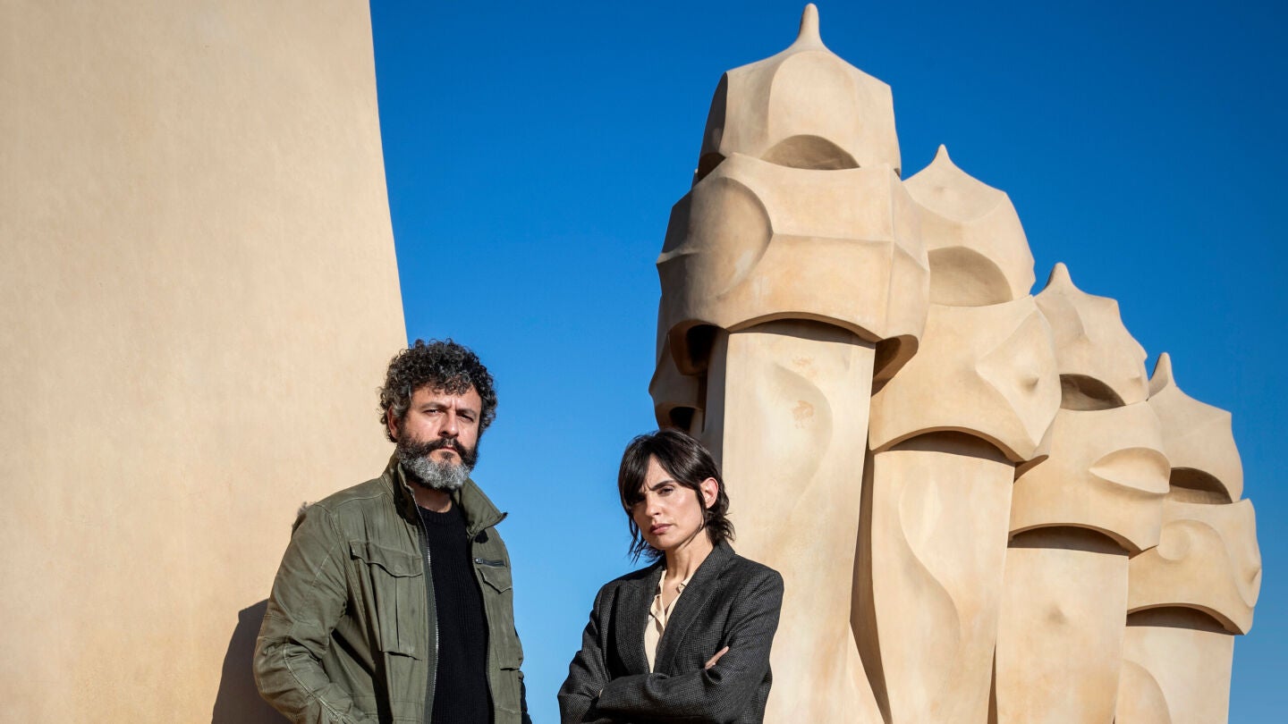 Isak F&eacute;rriz y Ver&oacute;nica Echegui en una imagen promocional de 'Ciudad de sombras'